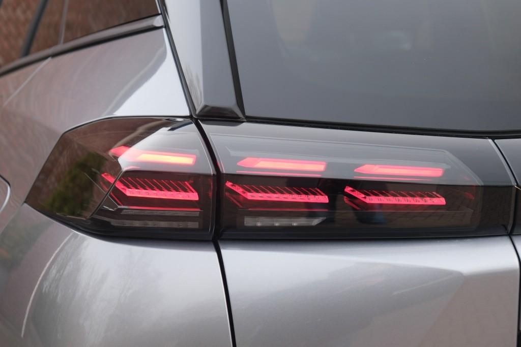 Peugeot 2008 1.2 Hybrid 145pk e-DCS6 Allure | Navi | App Connect | Adaptive Cruise | Keyless | Camera | Blind Spot | PDC afbeelding 29