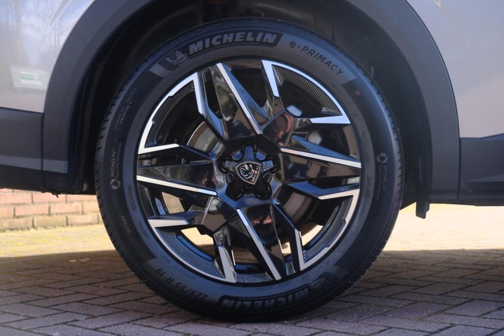 Peugeot 5008 1.2 Hybrid 145pk e-DCS6 GT 7 Persoons | Navi | App Connect | Adaptive Cruise | Panoramadak | Camera | Keyless | Stoelverwarming | Elektrische Achterklep | PDC afbeelding 28