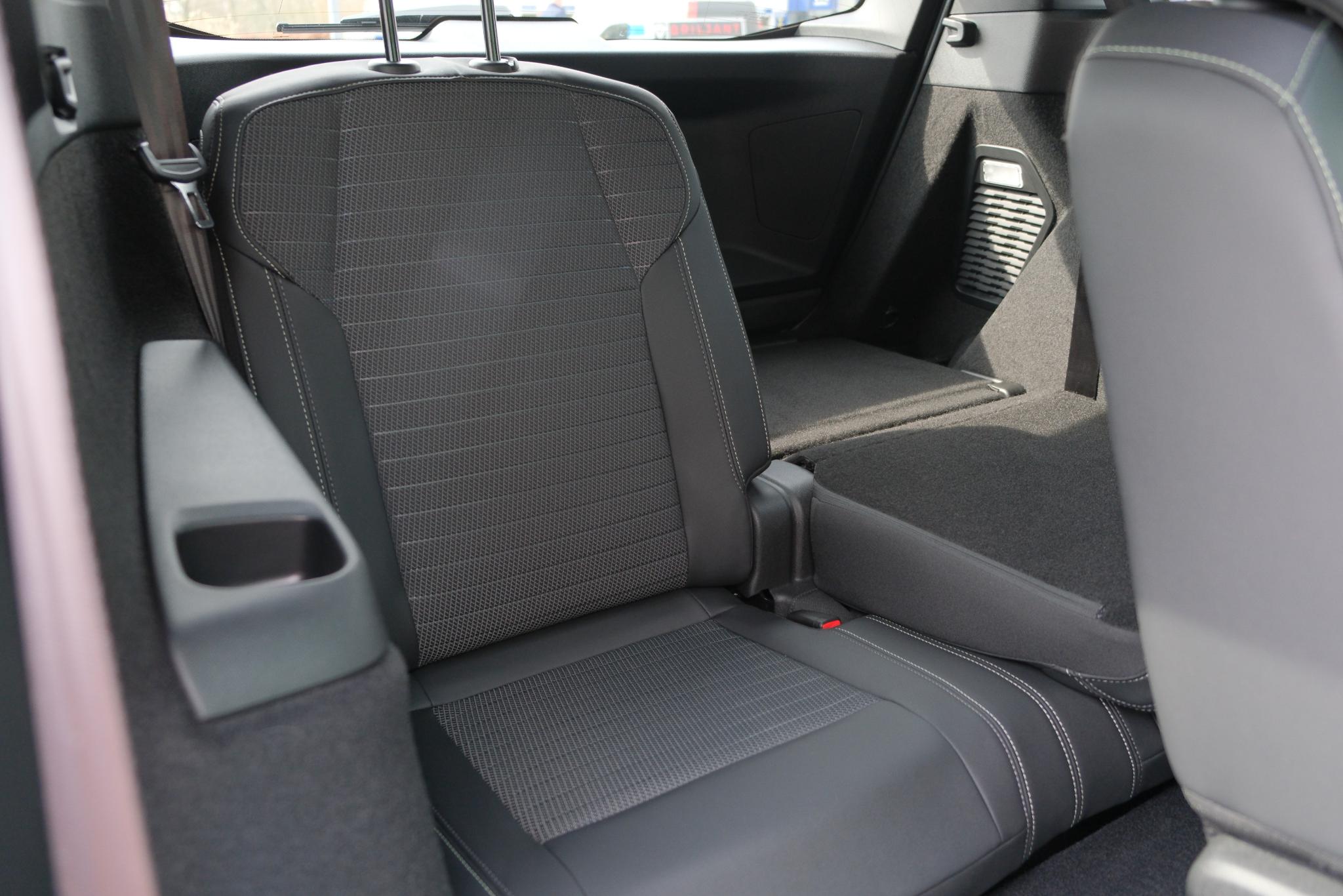 Peugeot 5008 1.2 Hybrid 145pk e-DCS6 GT 7 Persoons | Navi | App Connect | Adaptive Cruise | Panoramadak | Camera | Keyless | Stoelverwarming | Elektrische Achterklep | PDC afbeelding 12