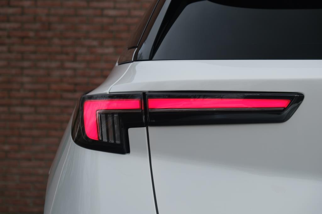 Opel Mokka 1.2 Turbo 130pk EAT8 Ultimate | App Connect | Climate | Adaptive Cruise | Keyless | Camera | Blind Spot | Winter Pakket afbeelding 26