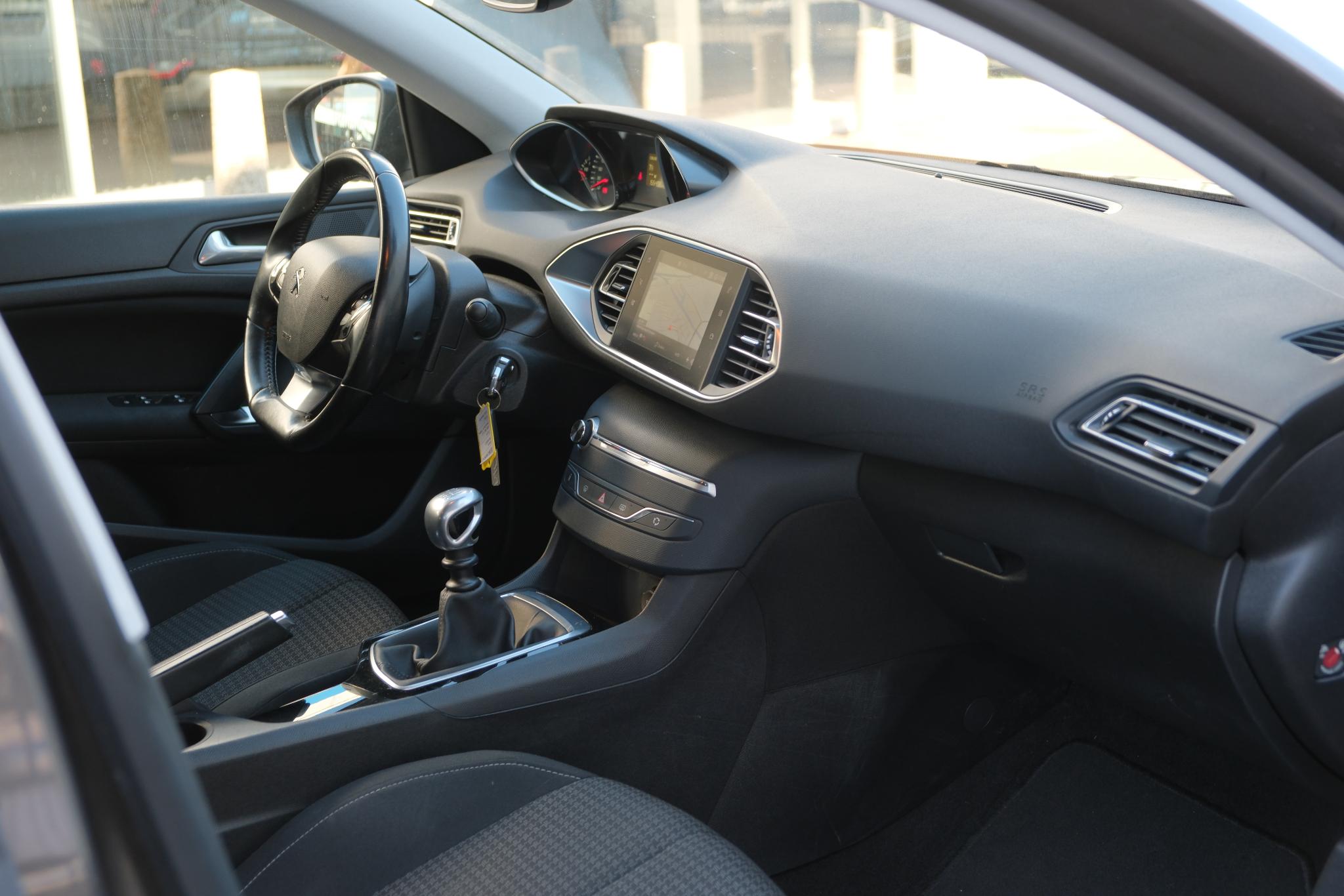 Peugeot 308 SW 1.2 PureTech 130pk Allure | Navi | Cruise | Trekhaak | Climate | PDC afbeelding 8