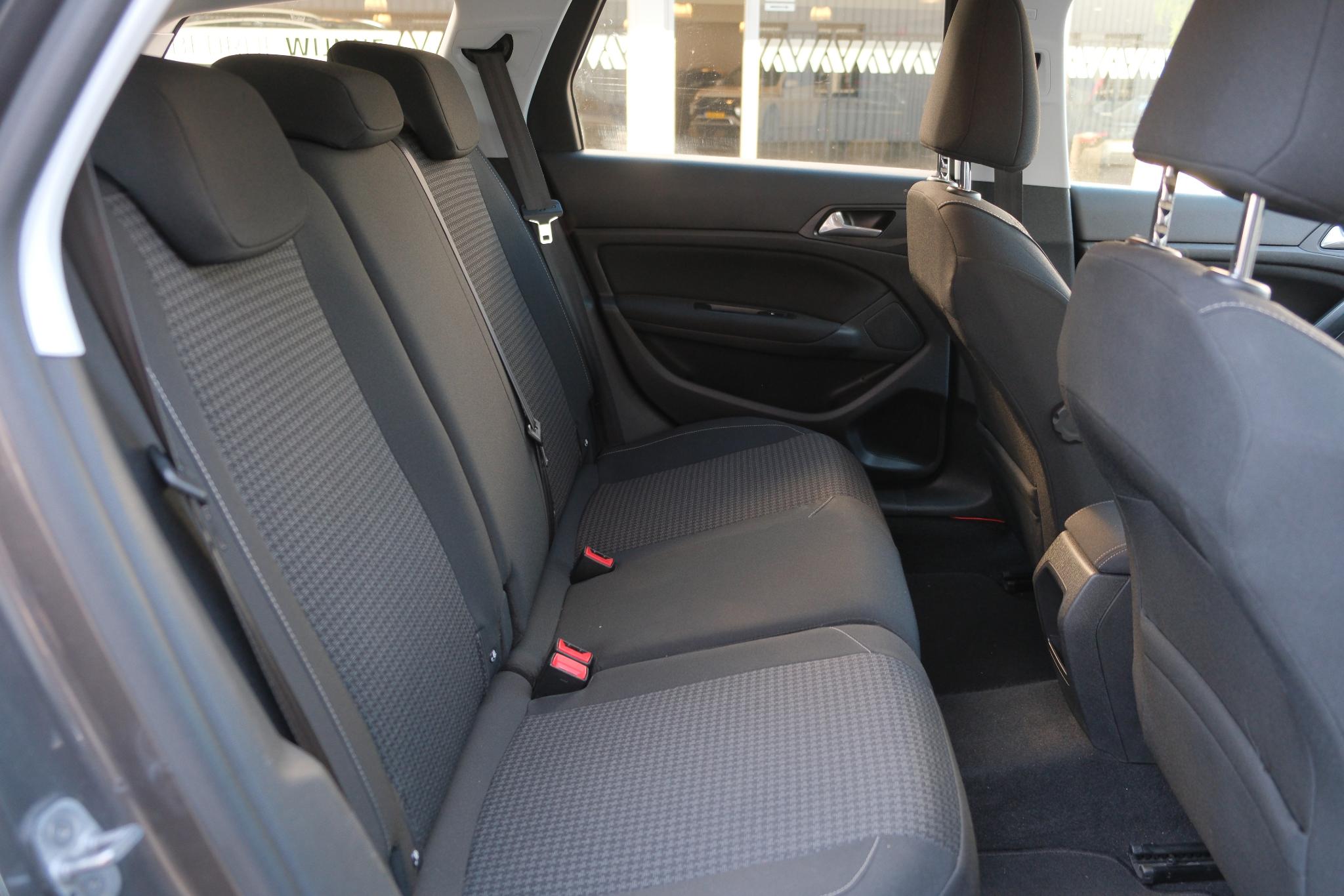 Peugeot 308 SW 1.2 PureTech 130pk Allure | Navi | Cruise | Trekhaak | Climate | PDC afbeelding 10