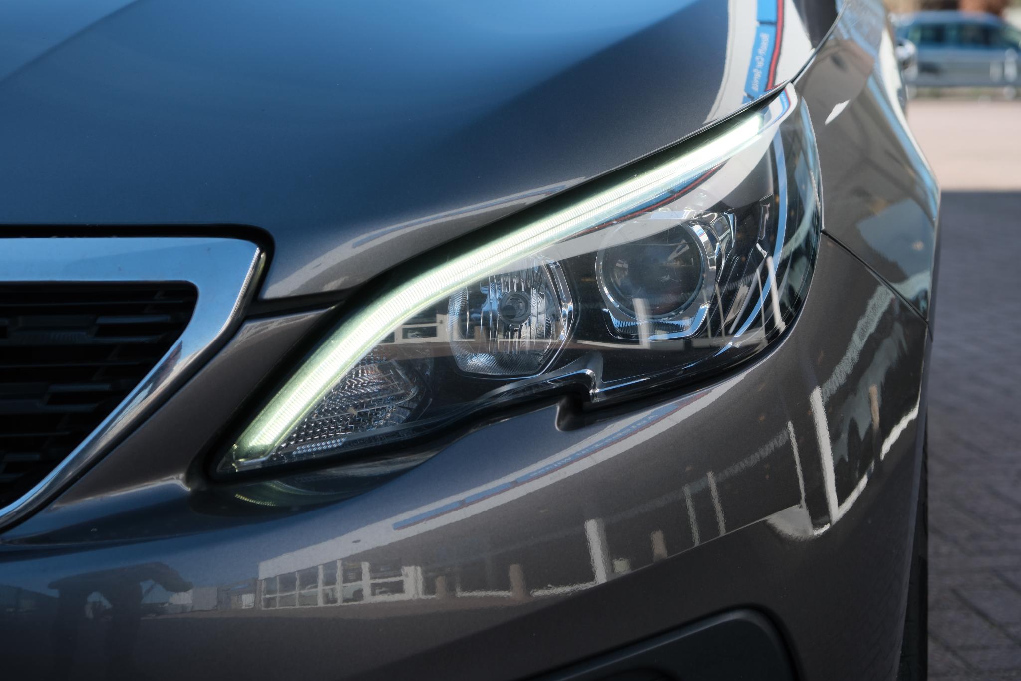 Peugeot 308 SW 1.2 PureTech 130pk Allure | Navi | Cruise | Trekhaak | Climate | PDC afbeelding 18