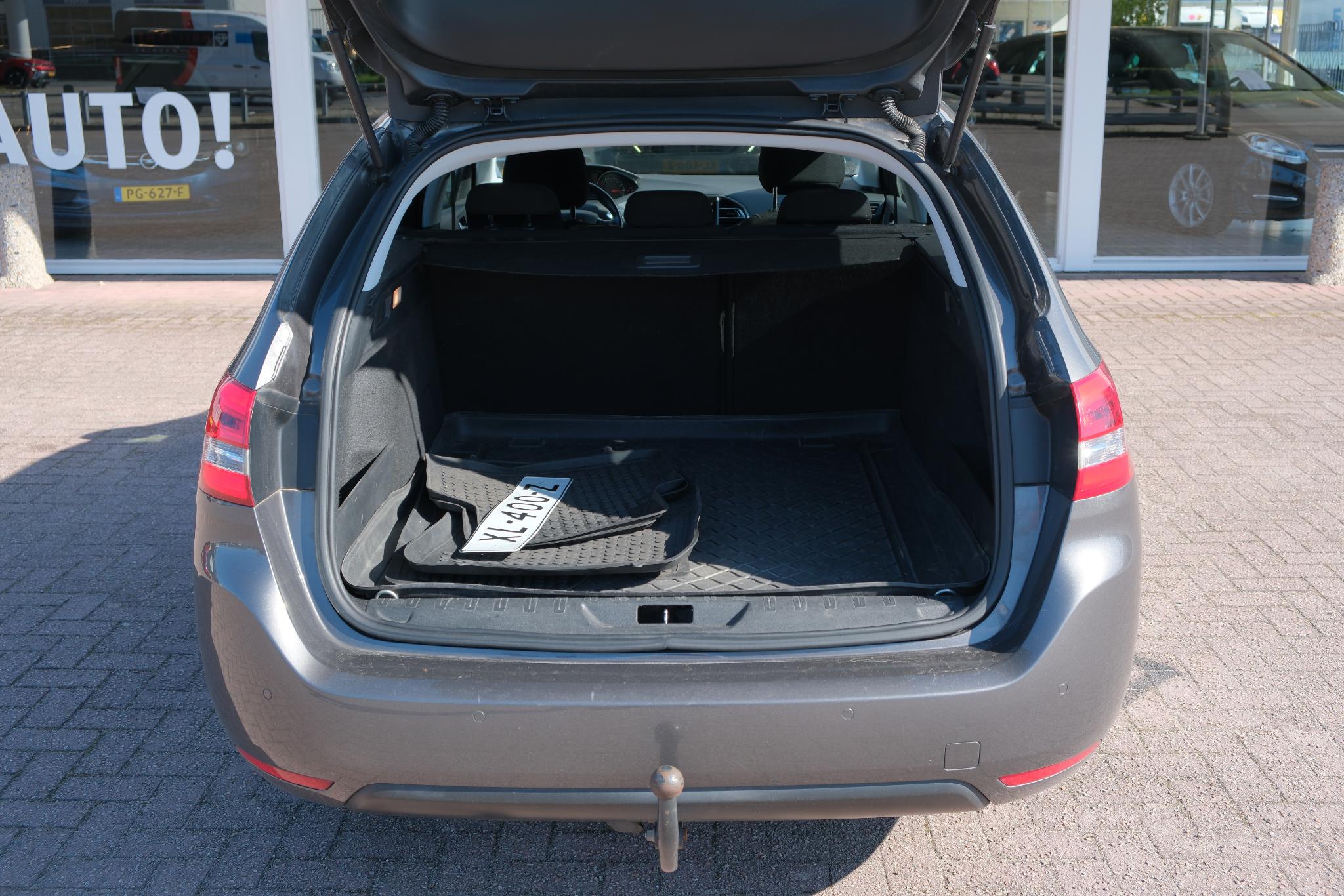 Peugeot 308 SW 1.2 PureTech 130pk Allure | Navi | Cruise | Trekhaak | Climate | PDC afbeelding 19