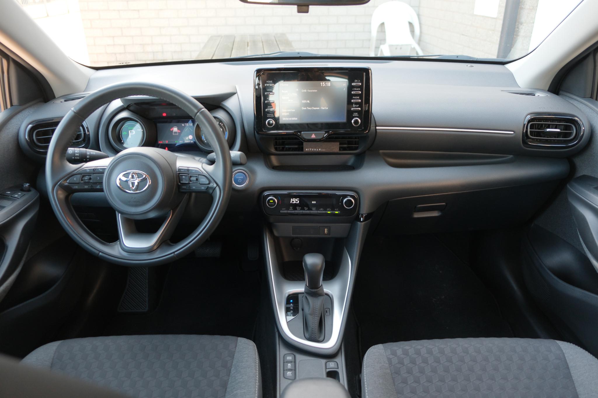 Toyota Yaris 1.5 Hybrid 115pk Dynamic | Camera | Adaptieve Cruise | Climate | 16" velgen afbeelding 2