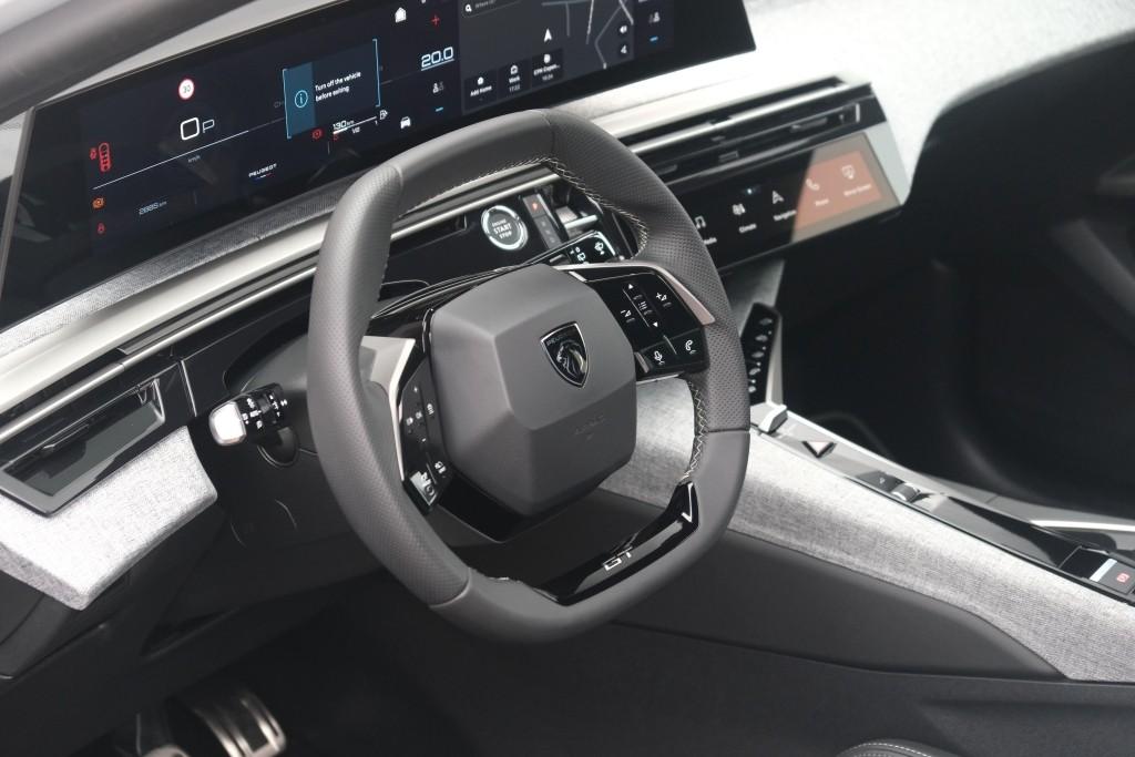 Peugeot 5008 1.2 Hybrid 145pk e-DCS6 GT 7 Persoons | Navi | App Connect | Adaptive Cruise | Panoramadak | Camera | Keyless | Stoelverwarming | Elektrische Achterklep | PDC afbeelding 9