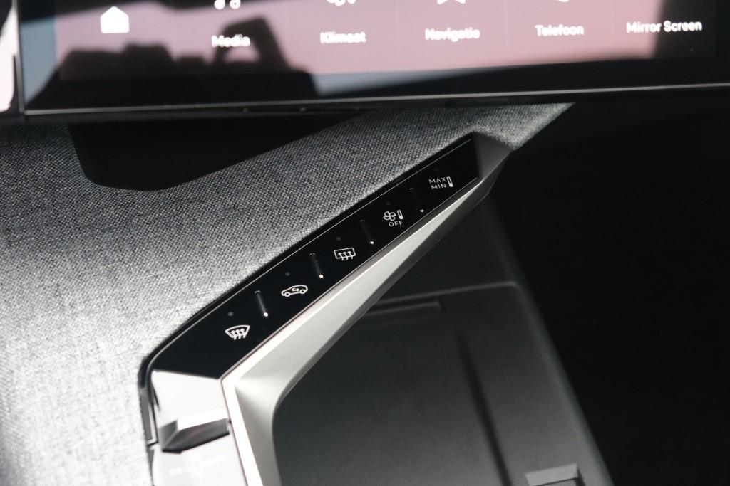 Peugeot 5008 1.2 Hybrid 145pk e-DCS6 GT 7 Persoons | Navi | App Connect | Adaptive Cruise | Panoramadak | Camera | Keyless | Stoelverwarming | Elektrische Achterklep | PDC afbeelding 24