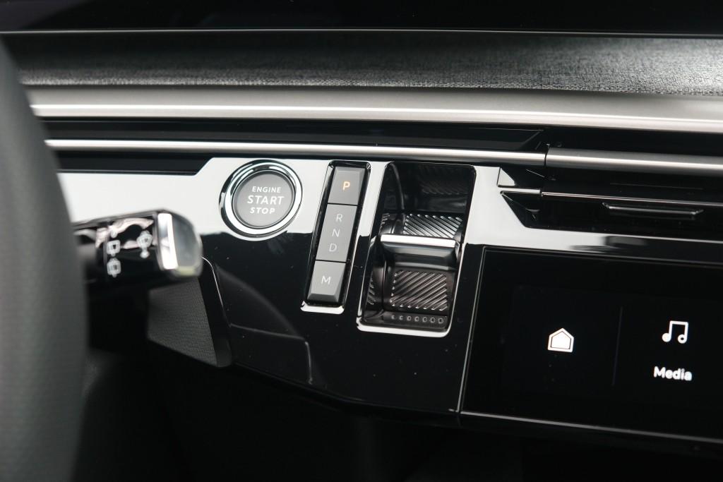 Peugeot 5008 1.2 Hybrid 145pk e-DCS6 GT 7 Persoons | Navi | App Connect | Adaptive Cruise | Panoramadak | Camera | Keyless | Stoelverwarming | Elektrische Achterklep | PDC afbeelding 25