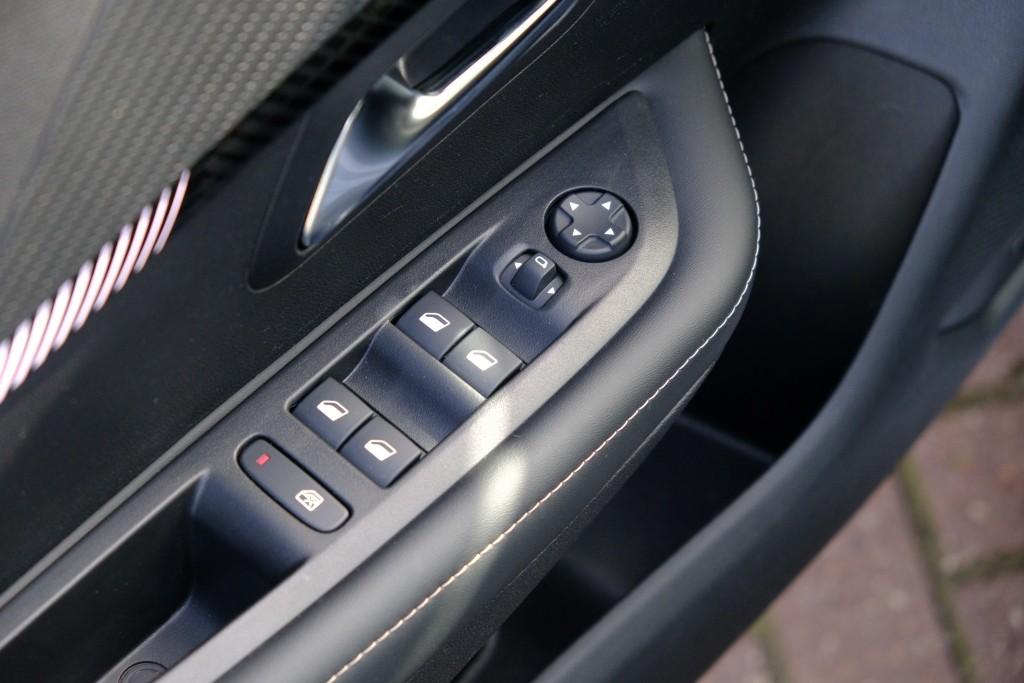Peugeot 208 1.2 PureTech 100pk Style | App Connect | Climate | Cruise | DAB | PDC afbeelding 23