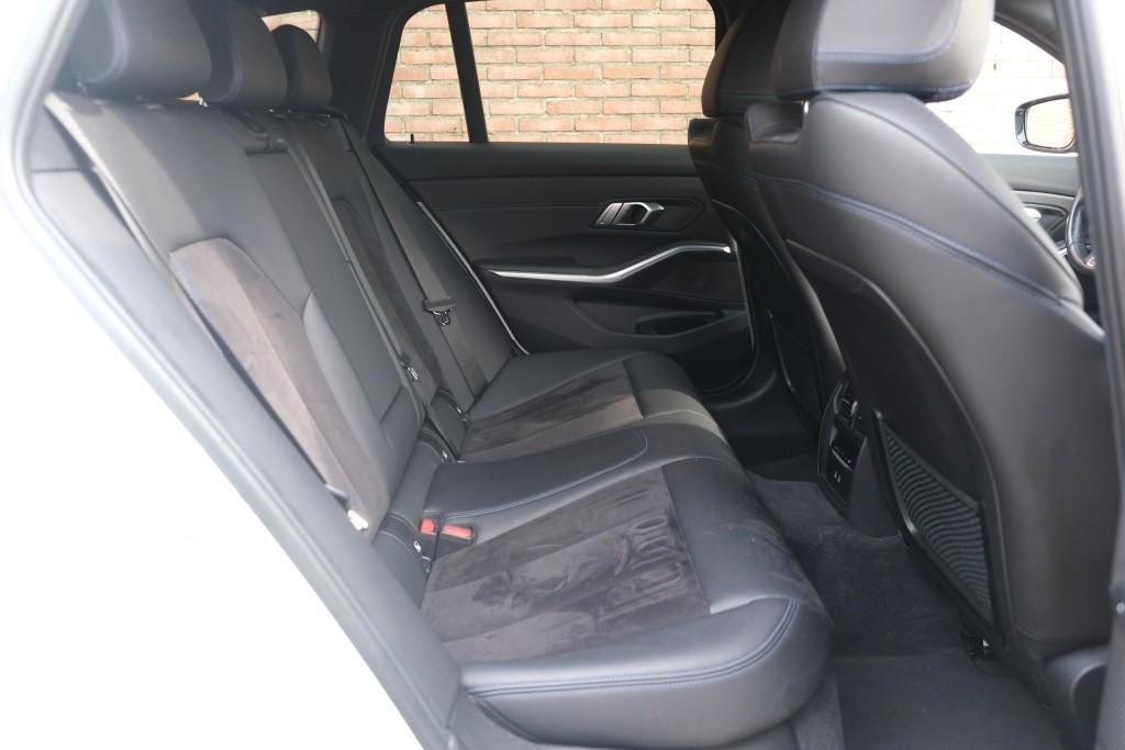 BMW 3 Serie 320e 204pk Aut. Touring High Executive | M Sport | Navi | App Connect | Climate | Camera | Elektrische Achterklep | Stoelverwarming afbeelding 3