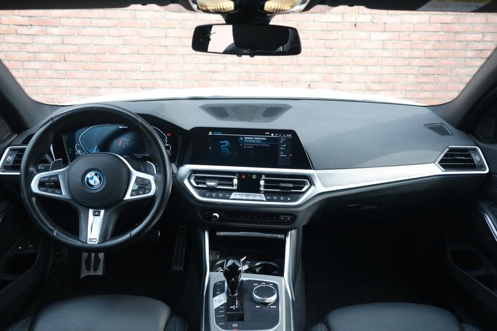 BMW 3 Serie 320e 204pk Aut. Touring High Executive | M Sport | Navi | App Connect | Climate | Camera | Elektrische Achterklep | Stoelverwarming afbeelding 7
