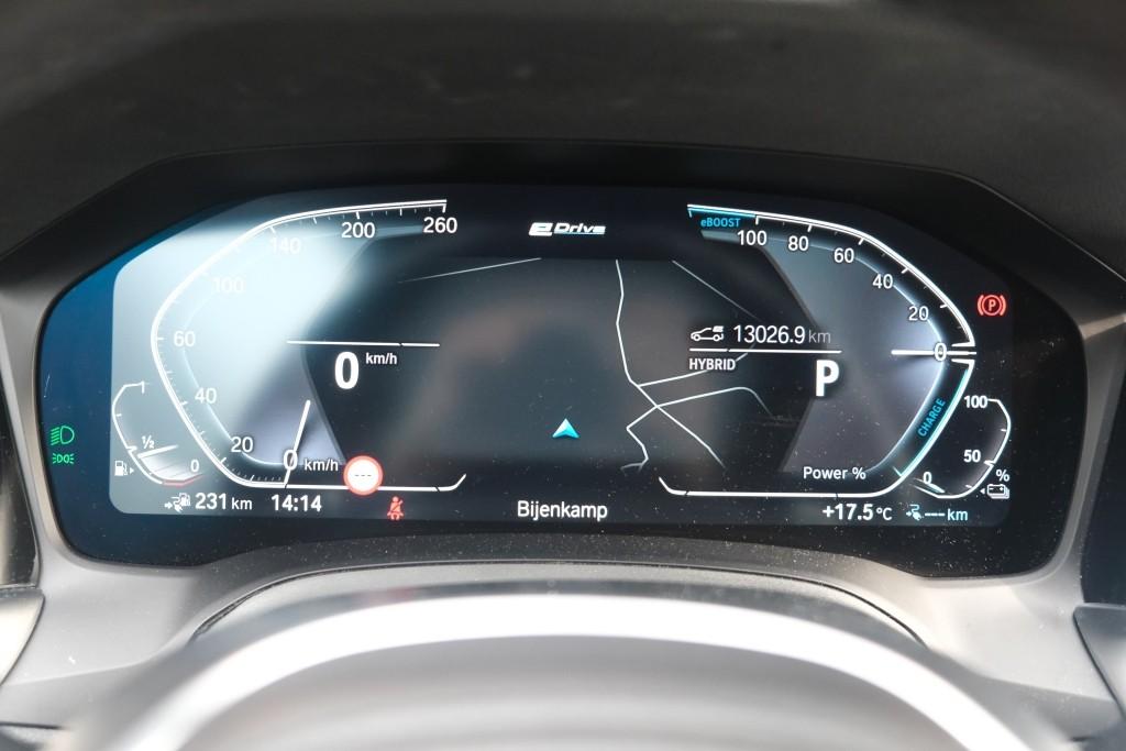 BMW 3 Serie 320e 204pk Aut. Touring High Executive | M Sport | Navi | App Connect | Climate | Camera | Elektrische Achterklep | Stoelverwarming afbeelding 11