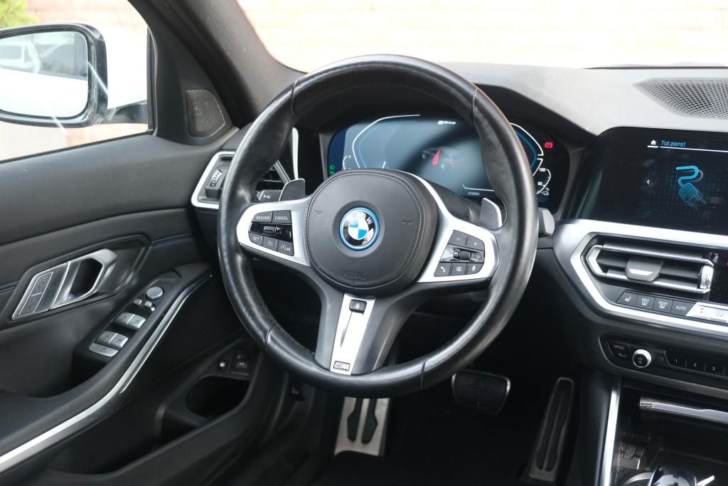 BMW 3 Serie 320e 204pk Aut. Touring High Executive | M Sport | Navi | App Connect | Climate | Camera | Elektrische Achterklep | Stoelverwarming afbeelding 12