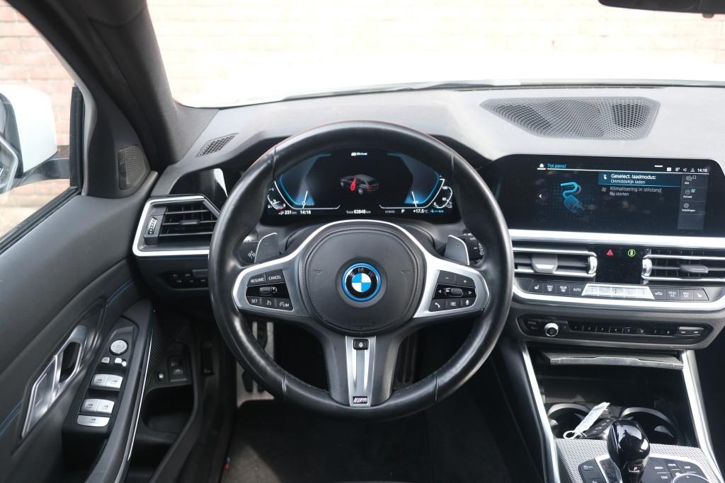BMW 3 Serie 320e 204pk Aut. Touring High Executive | M Sport | Navi | App Connect | Climate | Camera | Elektrische Achterklep | Stoelverwarming afbeelding 14