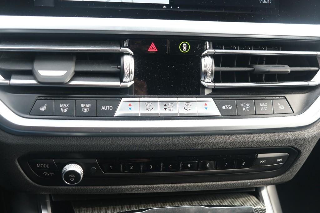BMW 3 Serie 320e 204pk Aut. Touring High Executive | M Sport | Navi | App Connect | Climate | Camera | Elektrische Achterklep | Stoelverwarming afbeelding 22