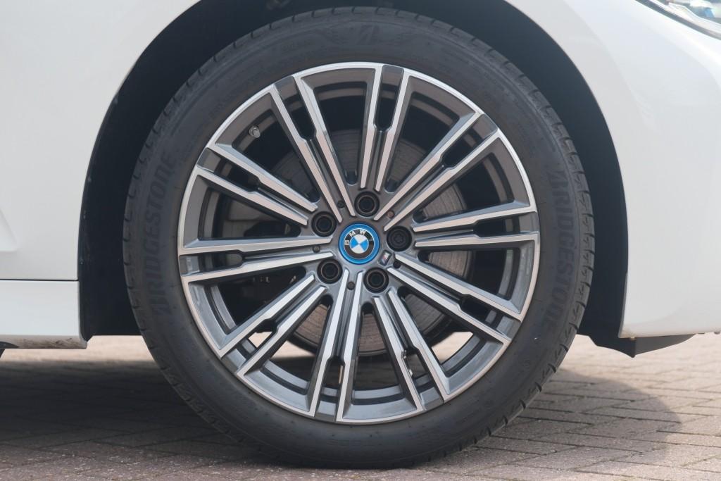 BMW 3 Serie 320e 204pk Aut. Touring High Executive | M Sport | Navi | App Connect | Climate | Camera | Elektrische Achterklep | Stoelverwarming afbeelding 32