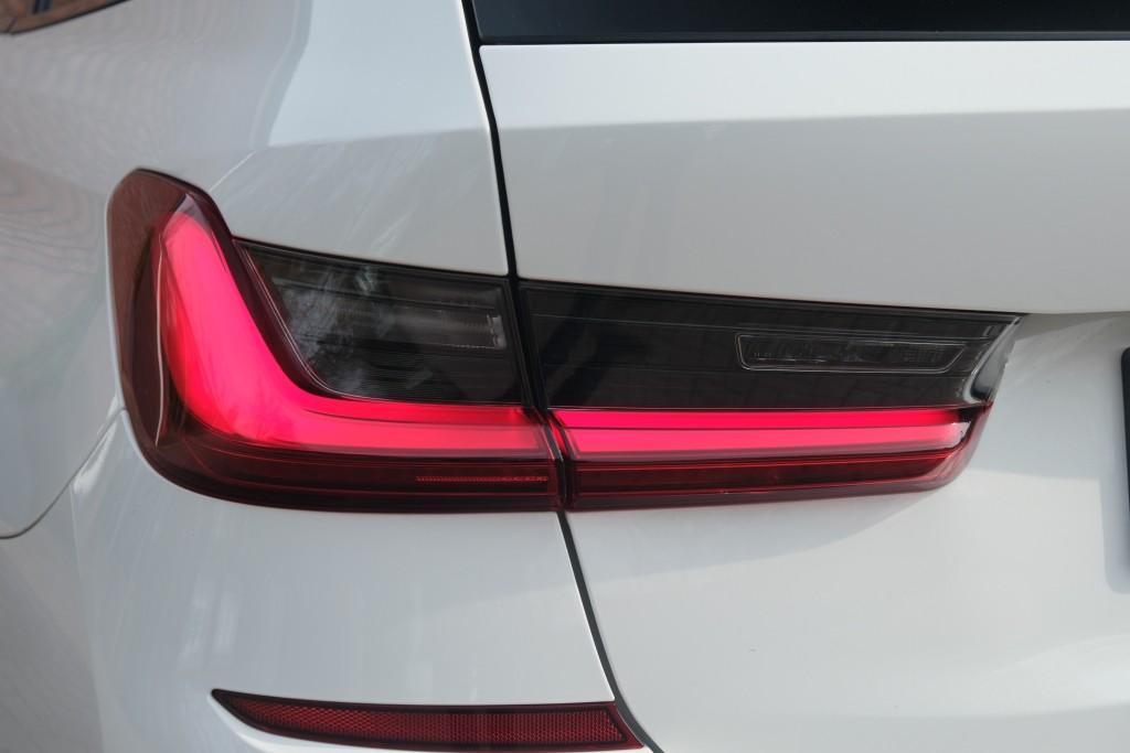 BMW 3 Serie 320e 204pk Aut. Touring High Executive | M Sport | Navi | App Connect | Climate | Camera | Elektrische Achterklep | Stoelverwarming afbeelding 33