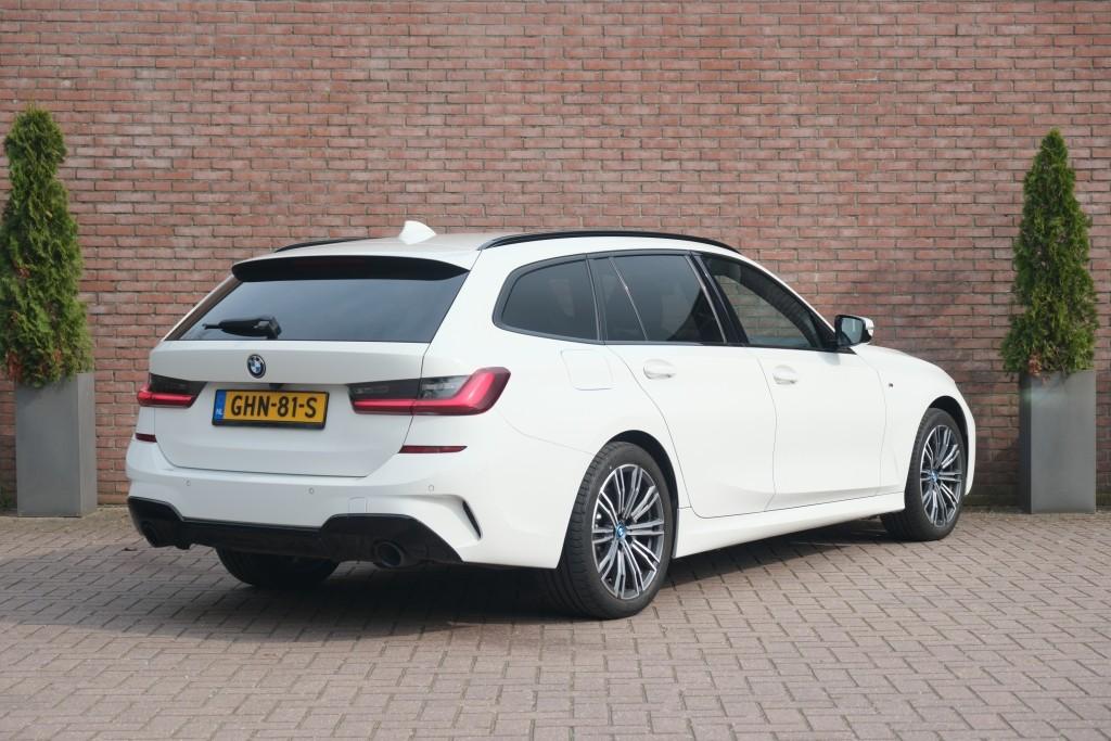 BMW 3 Serie 320e 204pk Aut. Touring High Executive | M Sport | Navi | App Connect | Climate | Camera | Elektrische Achterklep | Stoelverwarming afbeelding 34