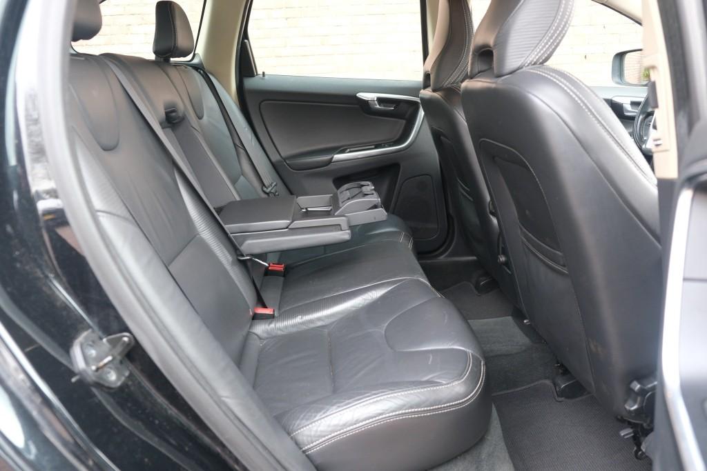 Volvo XC60 T5 241pk Aut. R-Design | Navi | Climate | Cruise | Stoelverwarming | Leder | PDC | Trekhaak afbeelding 3