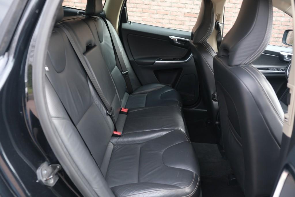 Volvo XC60 T5 241pk Aut. R-Design | Navi | Climate | Cruise | Stoelverwarming | Leder | PDC | Trekhaak afbeelding 3
