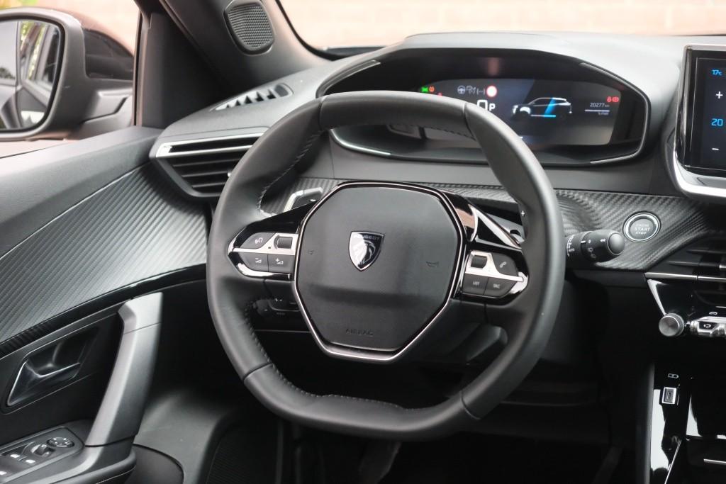 Peugeot 2008 1.2 Hybrid 145pk e-DSC6 Allure | Navi | App Connect | Adaptive Cruise | Camera | Blind Spot | PDC afbeelding 12