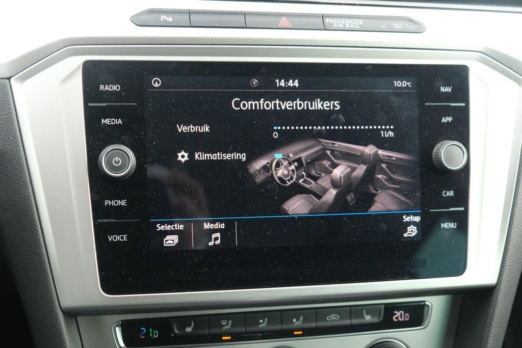 Volkswagen Passat 1.4 TSi 150pk DSG Variant Comfortline Business | Navi | App Connect | Climate | Adaptive Cruise | Camera | Stoelverwarming | Trekhaak afbeelding 16