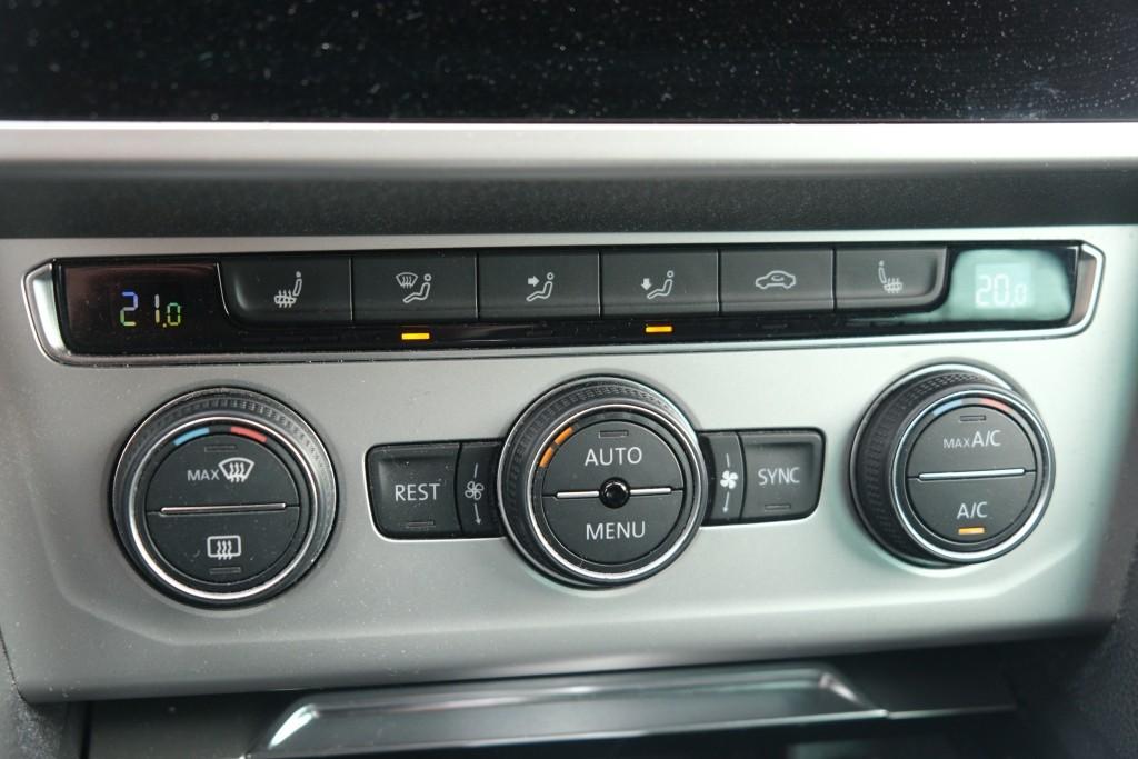 Volkswagen Passat 1.4 TSi 150pk DSG Variant Comfortline Business | Navi | App Connect | Climate | Adaptive Cruise | Camera | Stoelverwarming | Trekhaak afbeelding 21