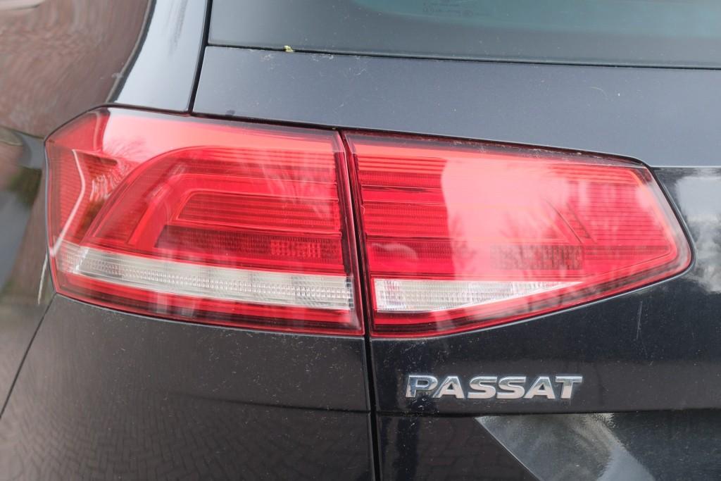 Volkswagen Passat 1.4 TSi 150pk DSG Variant Comfortline Business | Navi | App Connect | Climate | Adaptive Cruise | Camera | Stoelverwarming | Trekhaak afbeelding 32
