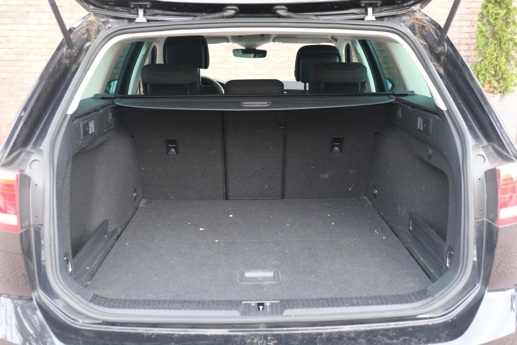 Volkswagen Passat 1.4 TSi 150pk DSG Variant Comfortline Business | Navi | App Connect | Climate | Adaptive Cruise | Camera | Stoelverwarming | Trekhaak afbeelding 34