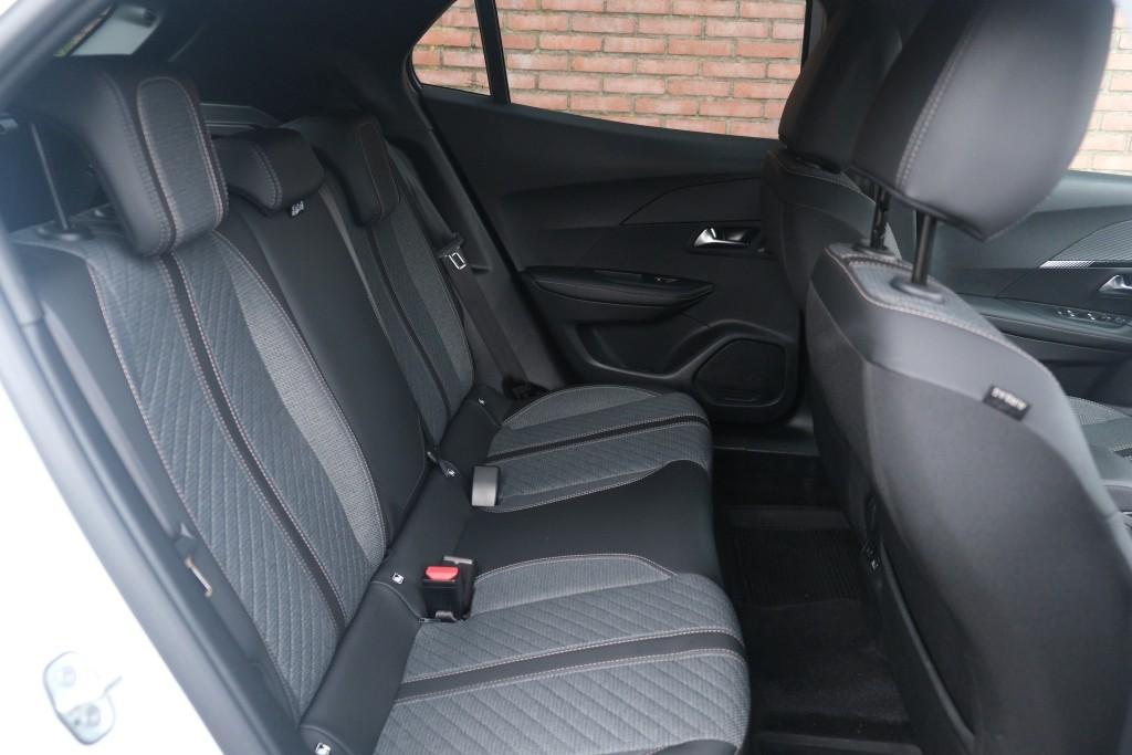 Peugeot 2008 1.2 Hybrid 145pk e-DCS6 Allure | Navi | App Connect | Adaptive Cruise | Camera | Blind Spot | Stoelverwarming | PDC afbeelding 3