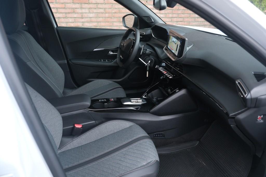 Peugeot 2008 1.2 Hybrid 145pk e-DCS6 Allure | Navi | App Connect | Adaptive Cruise | Camera | Blind Spot | Stoelverwarming | PDC afbeelding 4