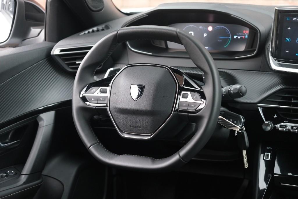 Peugeot 2008 1.2 Hybrid 145pk e-DCS6 Allure | Navi | App Connect | Adaptive Cruise | Camera | Blind Spot | Stoelverwarming | PDC afbeelding 11
