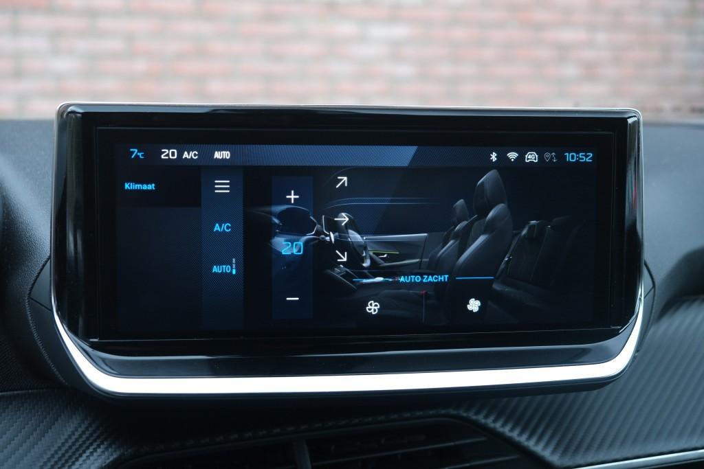 Peugeot 2008 1.2 Hybrid 145pk e-DCS6 Allure | Navi | App Connect | Adaptive Cruise | Camera | Blind Spot | Stoelverwarming | PDC afbeelding 17