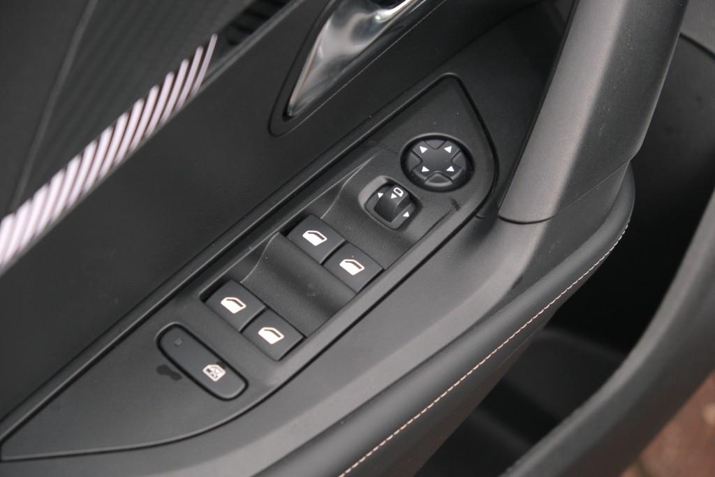 Peugeot 2008 1.2 Hybrid 145pk e-DCS6 Allure | Navi | App Connect | Adaptive Cruise | Camera | Blind Spot | Stoelverwarming | PDC afbeelding 23