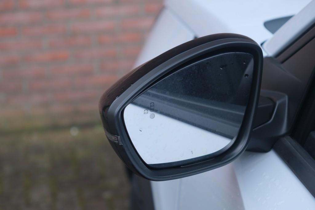 Peugeot 2008 1.2 Hybrid 145pk e-DCS6 Allure | Navi | App Connect | Adaptive Cruise | Camera | Blind Spot | Stoelverwarming | PDC afbeelding 24