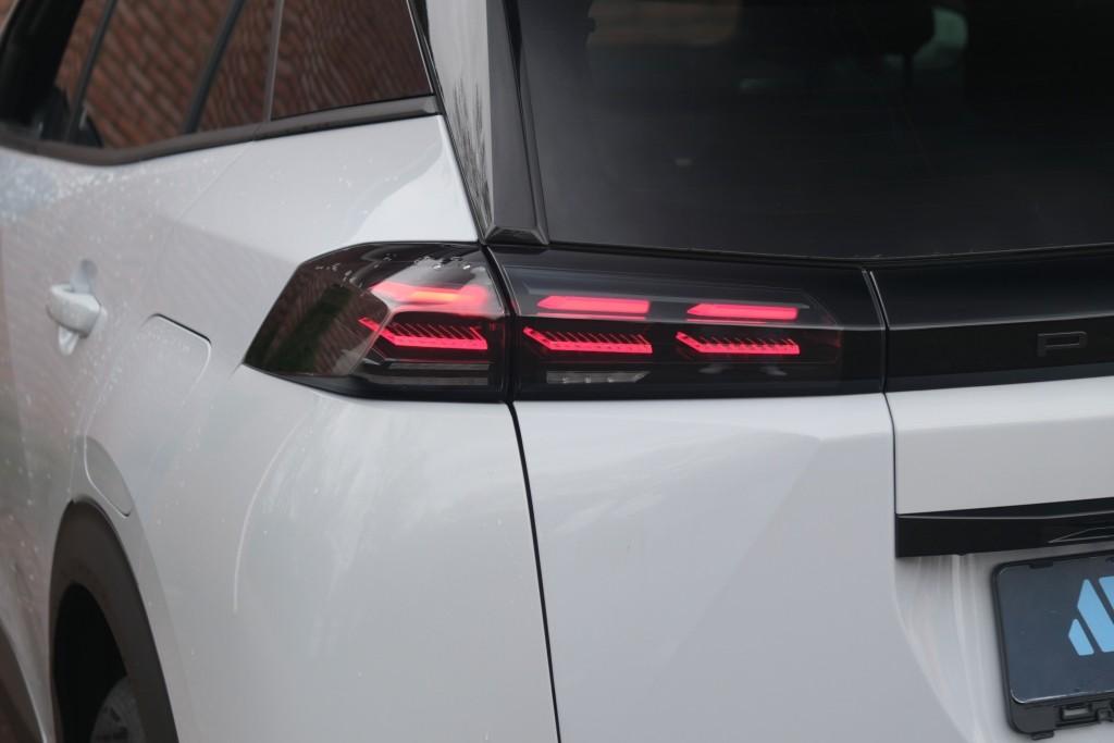 Peugeot 2008 1.2 Hybrid 145pk e-DCS6 Allure | Navi | App Connect | Adaptive Cruise | Camera | Blind Spot | Stoelverwarming | PDC afbeelding 26