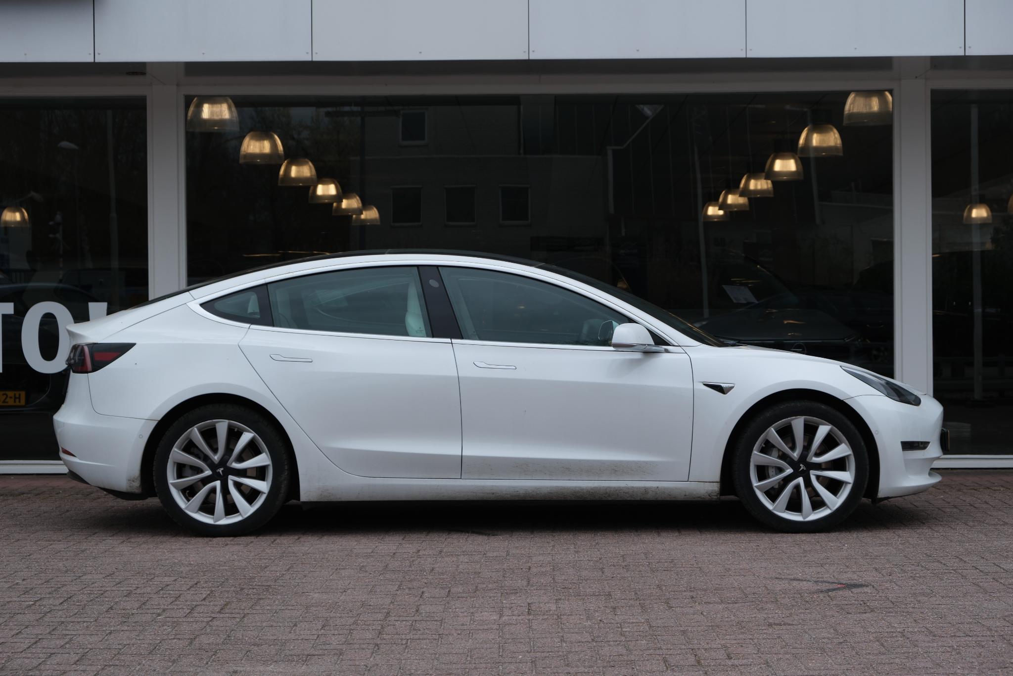 Tesla Model 3 Long Range AWD 75 kWh | Auto Pilot | Panoramadak | Stoelverwarming afbeelding 3