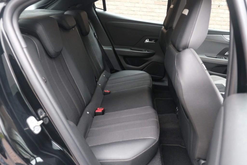 Opel Mokka 1.2 Turbo 130pk EAT8 Elegance | Navi | App Connect | Climate | Cruise | Camera | PDC afbeelding 3