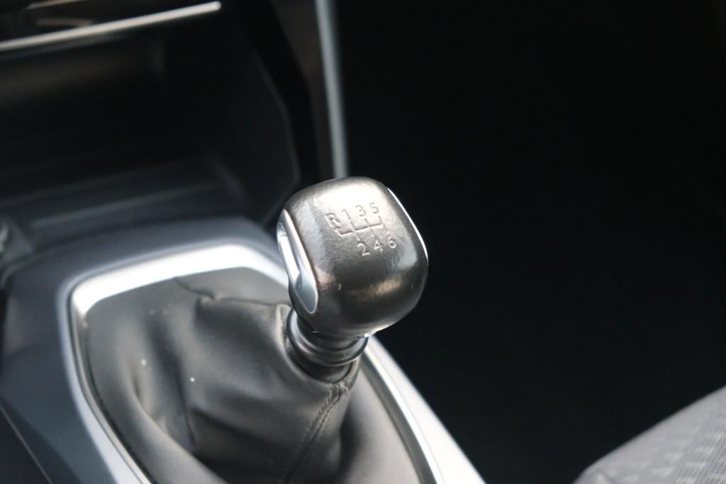 Peugeot 2008 1.2 PureTech 130pk Allure | Navi | App Connect | Climate | Cruise | Camera | Keyless | Trekhaak afbeelding 24