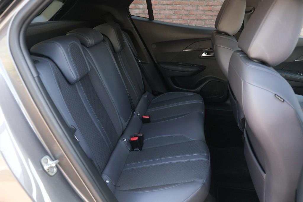 Peugeot 2008 1.2 PureTech 130pk Allure | Navi | App Connect | Climate | Cruise | Camera | Keyless | Trekhaak afbeelding 3