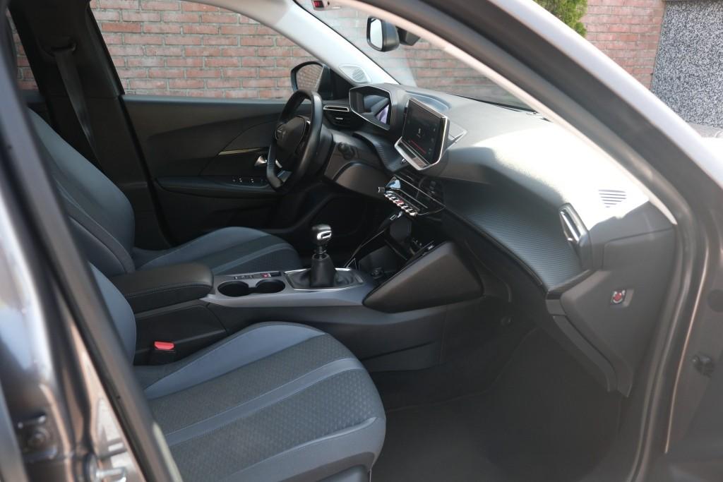 Peugeot 2008 1.2 PureTech 130pk Allure | Navi | App Connect | Climate | Cruise | Camera | Keyless | Trekhaak afbeelding 4