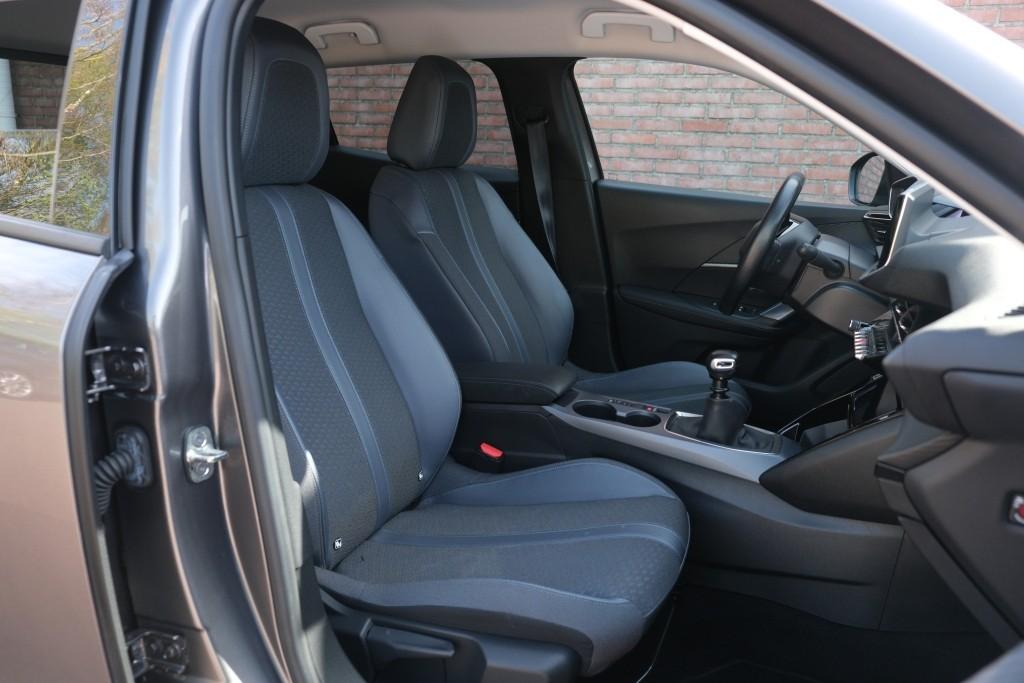 Peugeot 2008 1.2 PureTech 130pk Allure | Navi | App Connect | Climate | Cruise | Camera | Keyless | Trekhaak afbeelding 6