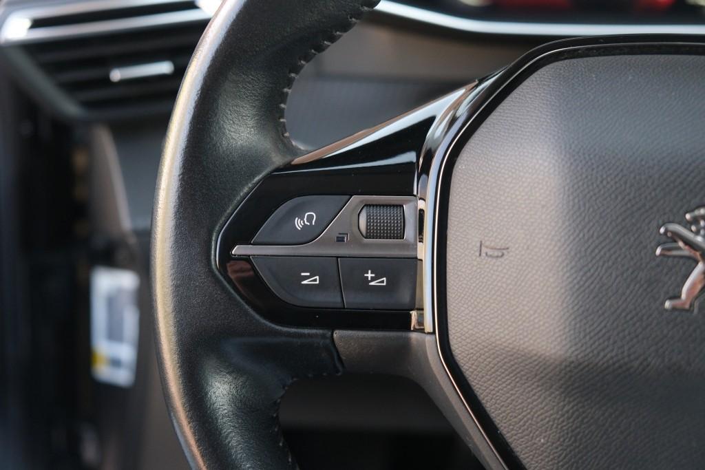 Peugeot 2008 1.2 PureTech 130pk Allure | Navi | App Connect | Climate | Cruise | Camera | Keyless | Trekhaak afbeelding 9