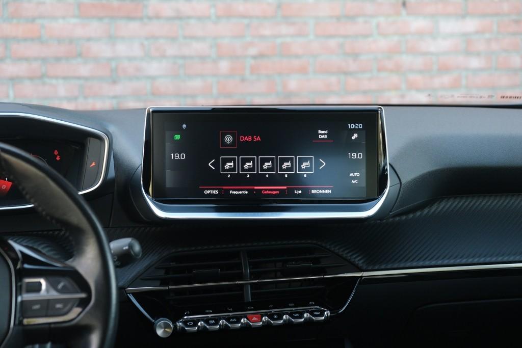Peugeot 2008 1.2 PureTech 130pk Allure | Navi | App Connect | Climate | Cruise | Camera | Keyless | Trekhaak afbeelding 15