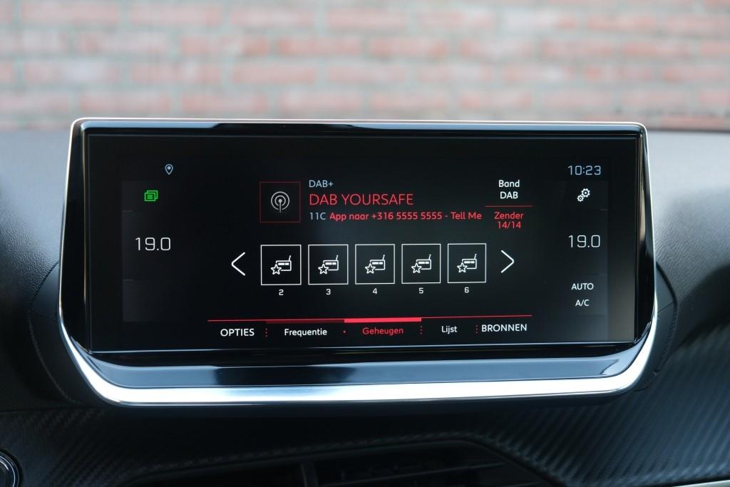 Peugeot 2008 1.2 PureTech 130pk Allure | Navi | App Connect | Climate | Cruise | Camera | Keyless | Trekhaak afbeelding 16