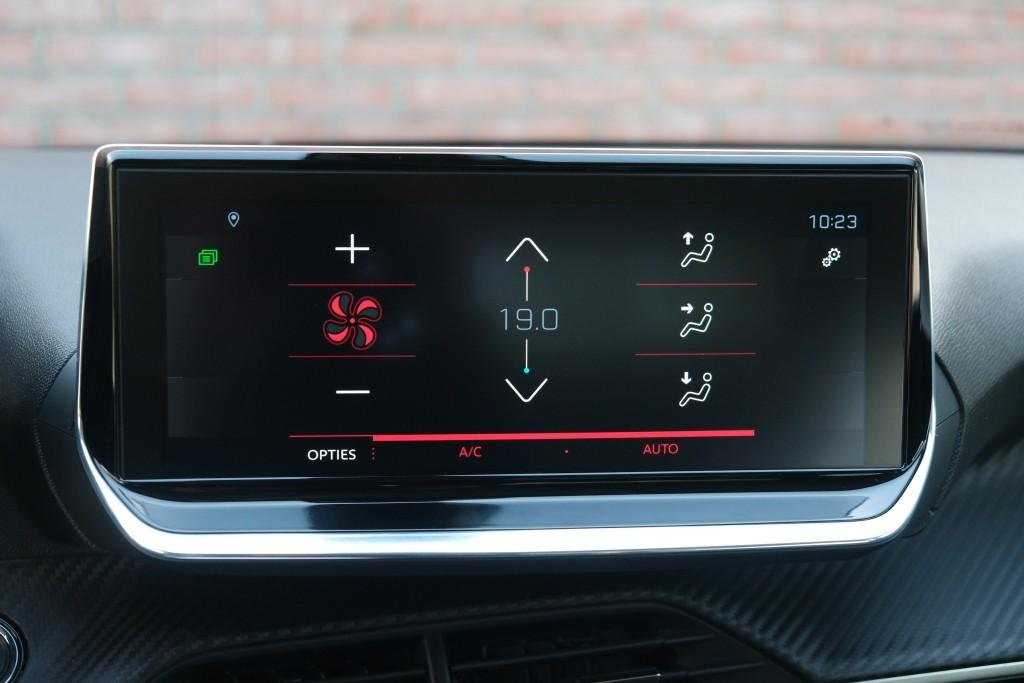 Peugeot 2008 1.2 PureTech 130pk Allure | Navi | App Connect | Climate | Cruise | Camera | Keyless | Trekhaak afbeelding 17