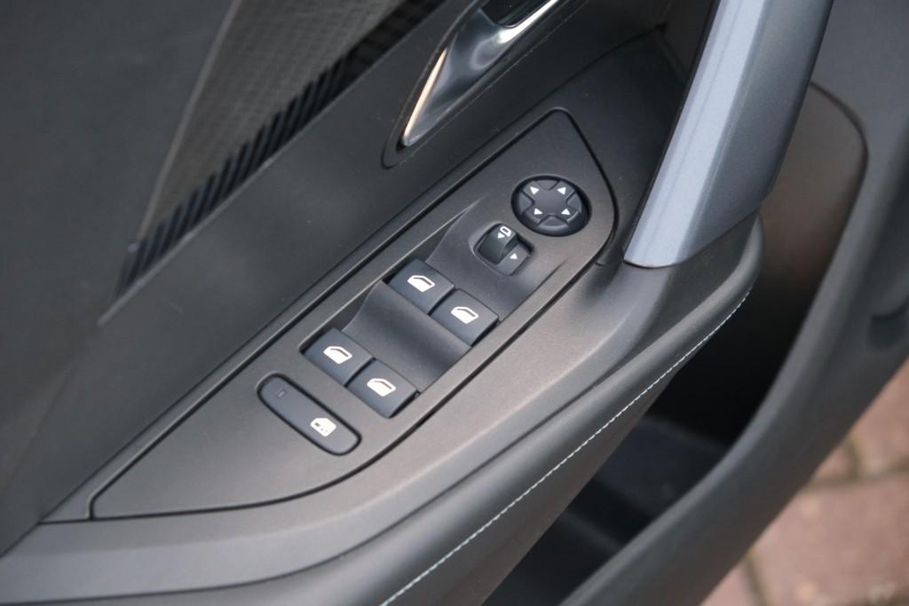 Peugeot 2008 1.2 PureTech 130pk Allure | Navi | App Connect | Climate | Cruise | Camera | Keyless | Trekhaak afbeelding 25
