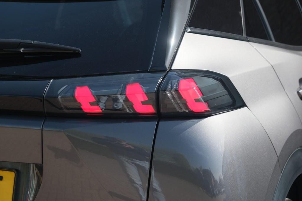 Peugeot 2008 1.2 PureTech 130pk Allure | Navi | App Connect | Climate | Cruise | Camera | Keyless | Trekhaak afbeelding 29