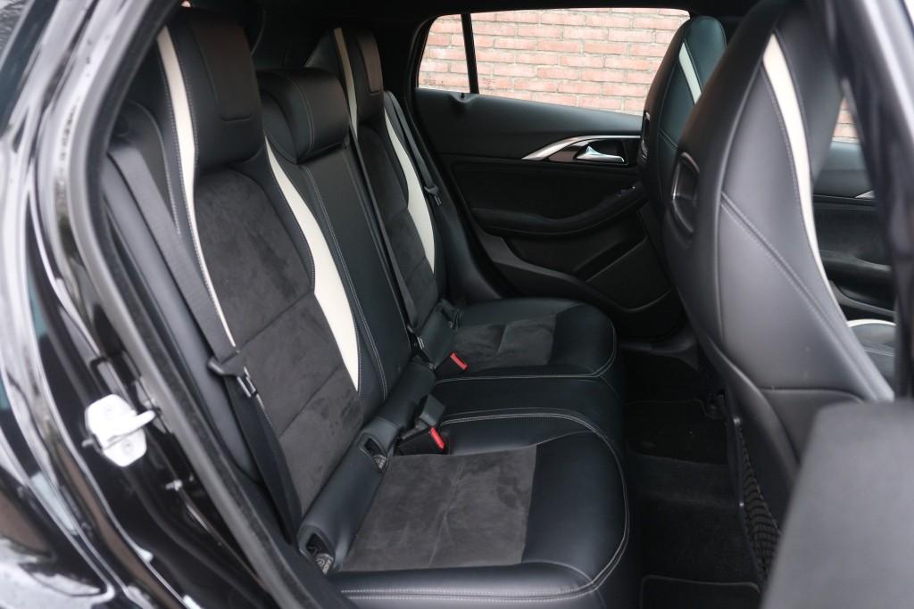 Infiniti Q30 1.6t 165pk Aut. Sport City Black | Climate | Cruise | Panoramadak | Bose® | Alcantara | PDC | Stoelverwarming afbeelding 3