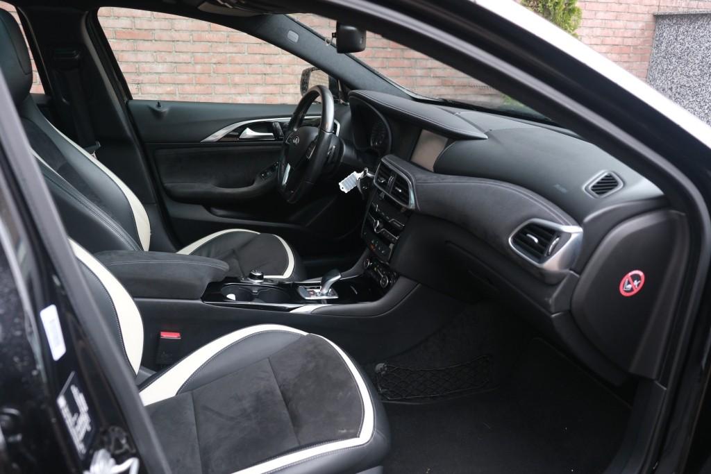 Infiniti Q30 1.6t 165pk Aut. Sport City Black | Climate | Cruise | Panoramadak | Bose® | Alcantara | PDC | Stoelverwarming afbeelding 4